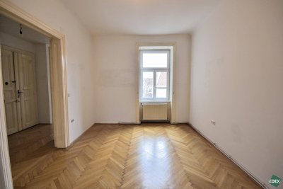 Schöner 2-Zimmer-Altbau mit hofseitigem Schlafzimmer und Balkon