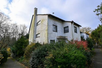 Wiesbaden: Großes Reihenendhaus auf Erbpachtgrundstück