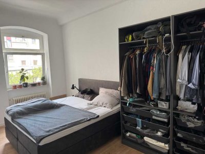Sehr schön sanierte Wohnung mit Balkon, Dielenböden und Wohnküche in stilvollem Altbau!