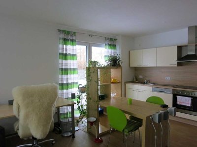 Neuwertige 2-Zimmer-Erdgeschosswohnung mit Garten und Einbauküche in Holzheim