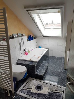 Gepflegte 3,5-Zimmer-Dachgeschosswohnung mit Balkon und EBK in Enzweihingen
