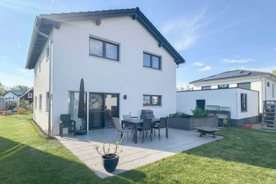 Modernes Einfamilienhaus mit großem Garten und PV-Anlage in familienfreundlicher Lage