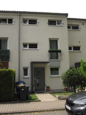 Neuwertiges Reihenmittelhaus mit EBK/Garage in Frankfurt am Main Sossenheim