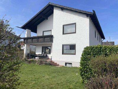 Gepflegtes 2-Familienhaus mit je 4 Zimmer, Garten und Doppelgarage in zentraler Lage!