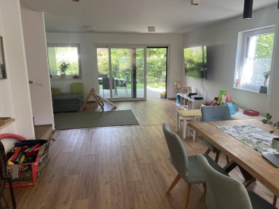 Modern &amp; kostensparend: Reihenhaus mit Glasfront, Garten, PV-Anlage &amp; E-Ladestation