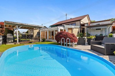 Eleganz trifft Lage: Zweifamilienhaus mit Pool & Panoramablick aufs Schloss