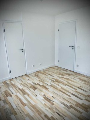 Frisch renovierte 2-Raum-Dachgeschosswohnung inkl. Küche im Herzen von Moers-Repelen