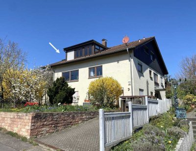 *** geräumige 3 Zimmer-Dachgeschoss-Wohnung mit tollem Burgblick ... ! ***