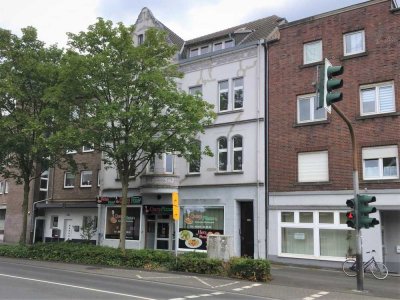Renovierte Altbauwohnung mit Balkon wartet auf Sie!