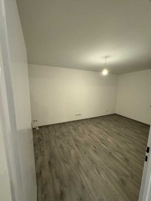 Erstbezug nach Kernsanierung: 3-Zimmer-Erdgeschosswohnung mit Balkon & Garage in Stein