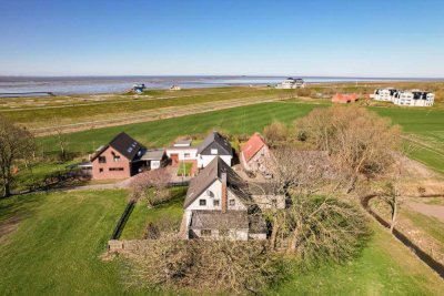 Charmantes Zweifamilienhaus in direkter Deichnähe – eine attraktive Kapitalanlage an der Nordsee