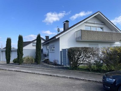 Schöne und vollst. renovierte 2-Raum-DG-Wohnung mit geh. Innenausstattung mit Balkon und EBK