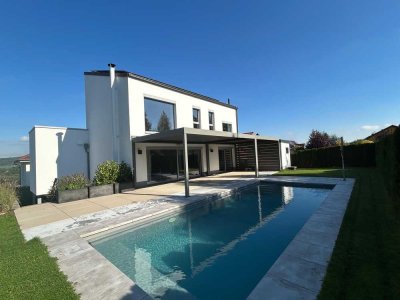 Luxuriöses Wohnen in Gera: Elegantes Haus mit Pool und Garten in exklusiver Lage