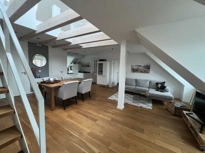 Möblierte Designer-Maisonette-Dachgeschosswohnung mit Balkon in Hamburg-Ottensen