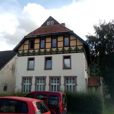 Renovierungsbedürftige 6-Zimmer-Dach-Wohnung in Pegestorf im denkmalgeschützten Gebäude