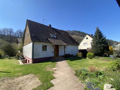 Freistehendes Einfamilienhaus auf großzügigem Grundstück!