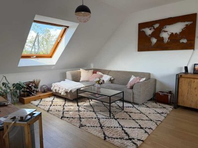 Traum über den Dächern: Großzügige 2-Zimmer-DG-Wohnung (82 qm) ab 15.07.