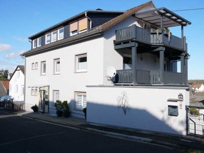 Helle Dachgeschosswohnung mit Balkon in ruhiger Lage