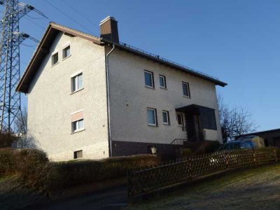 Neuhof Kerngemeinde! Wohlfühlwohnung mit vier Zimmern, Balkon sowie Garage in Top-Ruhelage.