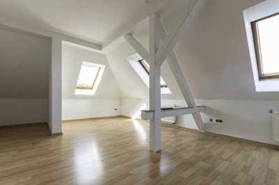 Helle Dachgeschoss-Wohnung | Ruhige Wohnlage | Tageslichtbad mit Wanne | Einbauküche