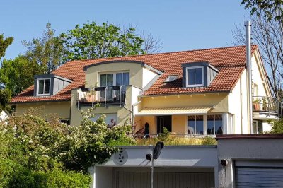 Entzückende Dachgeschoss-Wohnung mit West-Balkon – Runde Fenster - Sichtbare Deckenbalken