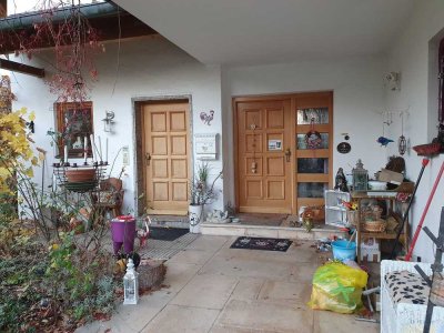 Geräumiges Wohnhaus in ruhiger Lage mit separatem Eingang zur Einliegerwohnung und großem Garten.
