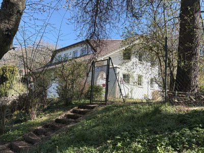 Freistehendes Architekten-Schmuckstück mit viel Platz und Licht