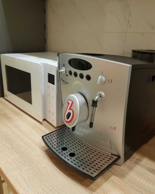 Geschmackvolle, modernisierte 1-Raum-Wohnung mit Balkon und Einbauküche in Hanau