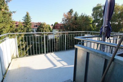 Attraktive 6-Zimmer-Dachgeschosswohnung mit Balkon und Einbauküche in Offenbach am Main