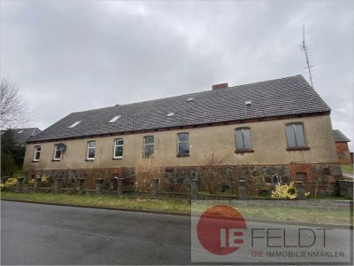 Landleben in der Uckermark:
Handwerkerhaus mit Stallgebäude