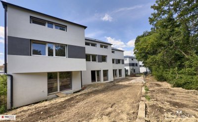 • NEU! • ZIEGELMASSIV • 12 REIHENHÄUSER • 2 PKW-STELLPLÄTZE PRO HAUS • GARTEN &amp; TERRASSE • BELAGSFERTIG • FISCHAMEND •