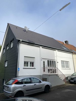 Gepflegtes Wohnhaus mit Garage in Wemmetsweiler