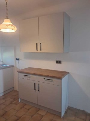 Erstbezug nach Sanierung mit Einbauküche: Stilvolle 2-Raum-DG-Wohnung in Flörsheim am Main