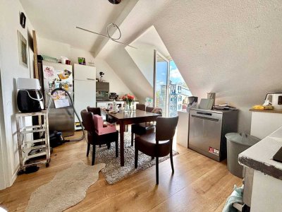 Düsseldorf-Oberbilk: Helle 3-Zimmer-DG-Wohnung mit 12 m² Balkon und solider Vermietung