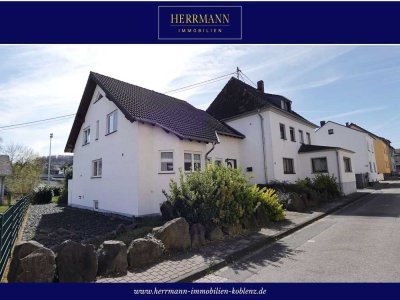 *RESERVIERT* Bezugsfertiges Einfamilienhaus + sanierungsbedürftiges MFH auf großem Grundstück