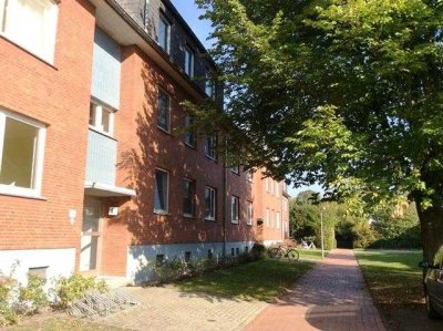 Nette Familie gesucht ! Frisch sanierte  4-Zimmer-Dachgeschosswohnung