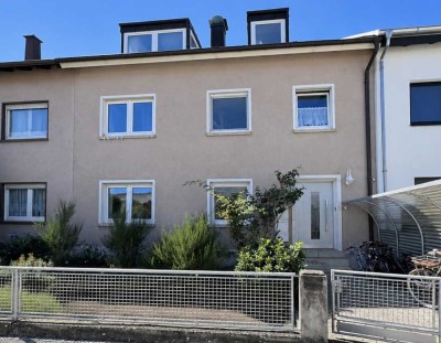 Charmantes 4-Familienhaus mit vielseitigem Potenzial in attraktiver Karlsruher Wohnlage.