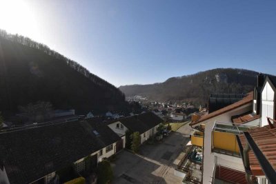 Sonnendurchflutete 1-Zimmer-DG-Wohnung mit Balkon, EBK & Außenstellplatz in Geislingen