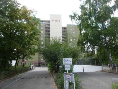 Zentral gelegene 4 Zimmer Eigentumswohnung mit Balkon, Fahrstuhl und PKW EP in der Tiefgarage.