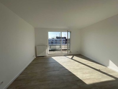 Helle 2-Zimmer Penthouse-Wohnung im 4. OG mit Balkon in Hannover Maschseeviertel