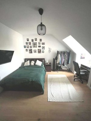 Gostenhof ! Helle 4-Zi-DG-Altbau-Whg.  84 m², moderne Einbauküche, 3.OG ohne Aufzug