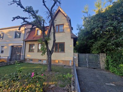SANIERUNGSBEDÜRFTIGES LANDHAUS MIT TRAUMHAFTEM GARTEN SAMT ALTBAUMBESTAND IN ALLERBESTER WOHN- UND ZENTRUMSLAGE VON KIRCHBERG AM WAGRAM