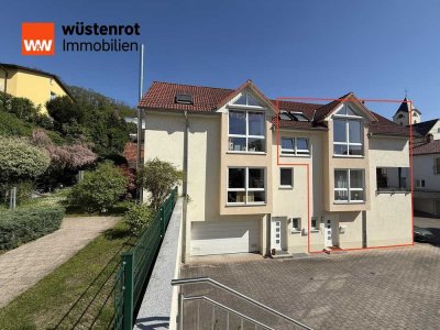 Helle Doppelhaushälfte mit 4 Zimmern, Loggia und zwei Garagenplätzen.