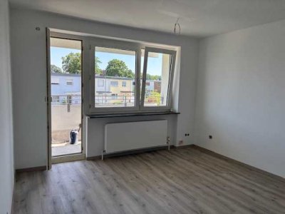 Helle, frisch renovierte 2-Zimmer-Wohnung mit Balkon in zentraler Lage zu vermieten