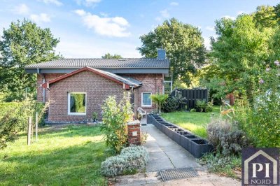 Charakterhaus mit Komfort - Ebenerdig, mit neuem Dach, modernen Fenstern und Traumgarten!
