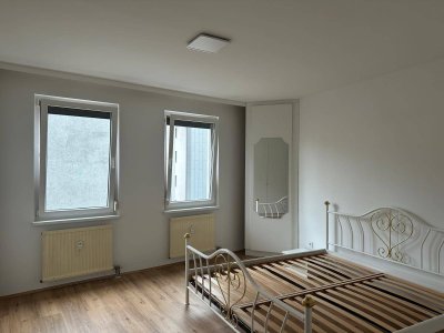 Frisch renovierte 2-Zimmer-Wohnung mit Balkon, Lift &amp; hochwertigen Maßmöbeln in Linz