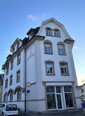 Charaktervolle Altbau-Maisonette mit Dachterrasse & Taunusblick – Jahrhundertwende in Ginnheim