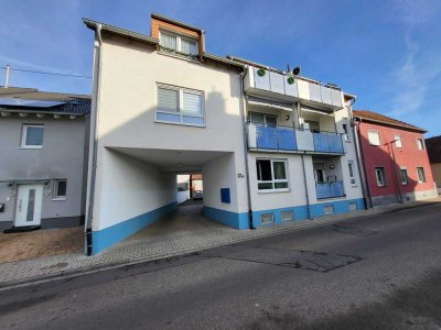 Schöne 4 Zimmer , Küche , Bad