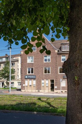 Einziehen oder vermieten: Helle 2-Zi.-Wohnung mit EBK direkt am Nikolaus-Knopp-Platz !!!