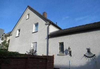 425 - Attraktives Zweifamilienhaus (freistehend) mit großem Garten und 2 Garagen in Recklinghausen